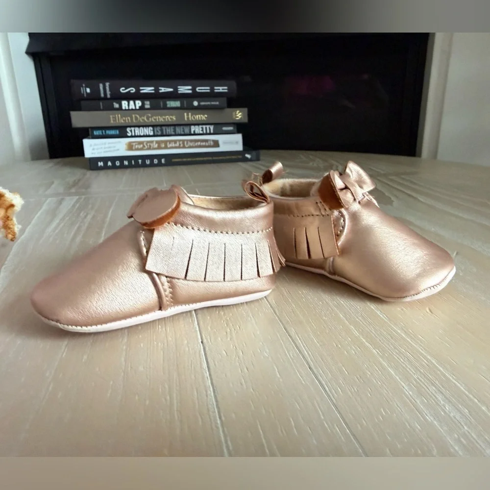 Baby girl Rose Gold Baby Moccasins with fringe & cute bow•like new & boho girly